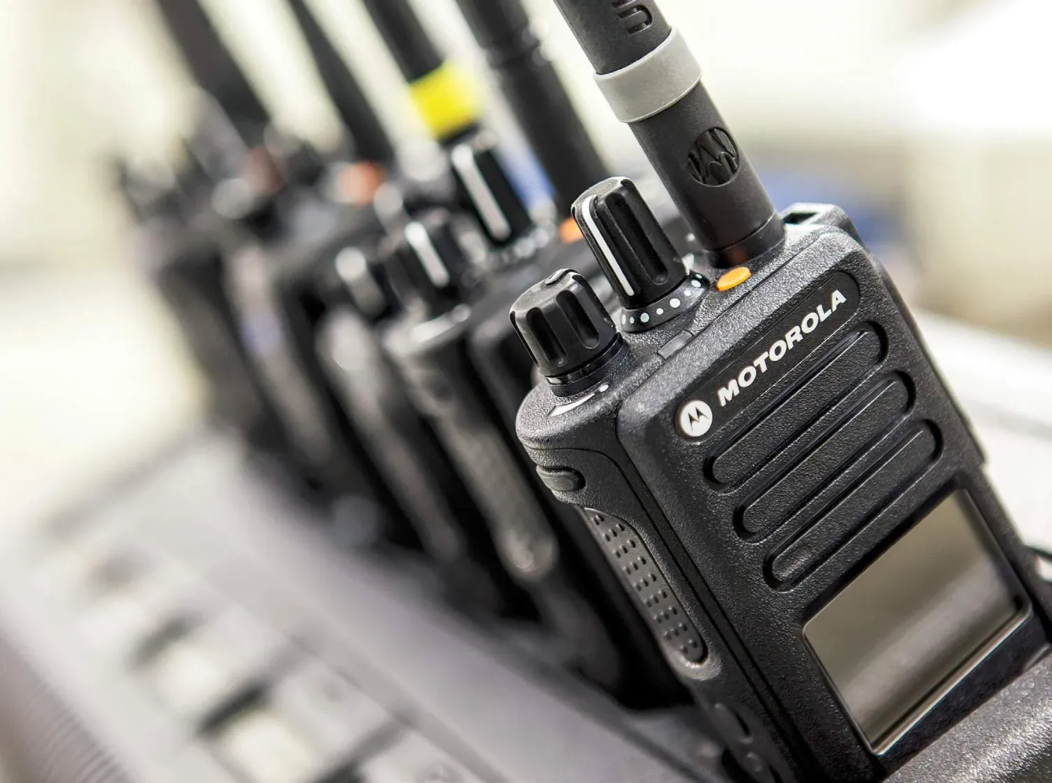 Profesionálne rádiostanice Motorola v nabíjacej stanici